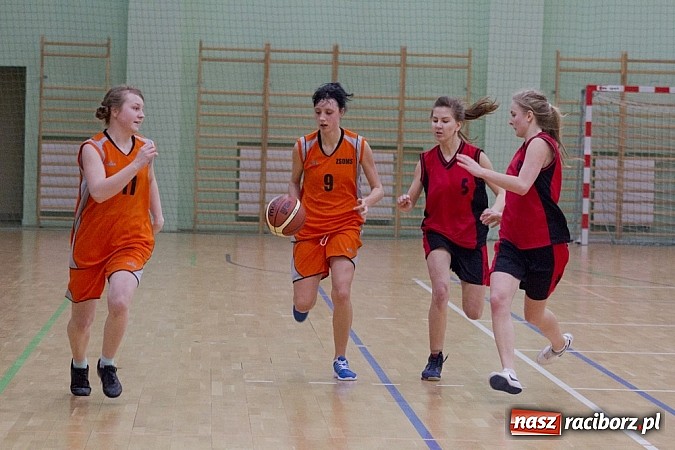 Zdjęcie w galerii na portalu naszraciborz.pl: Wygrana koszykarek z ZSOMS wiadomości z regionu
