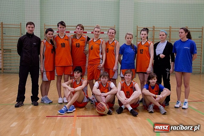 Zdjęcie w galerii na portalu naszraciborz.pl: Wygrana koszykarek z ZSOMS wiadomości z regionu