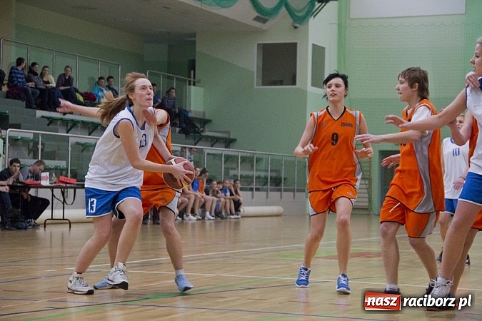 Zdjęcie w galerii na portalu naszraciborz.pl: Wygrana koszykarek z ZSOMS wiadomości z regionu