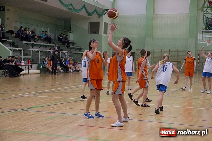 Zdjęcie w galerii na portalu naszraciborz.pl: Wygrana koszykarek z ZSOMS wiadomości z regionu
