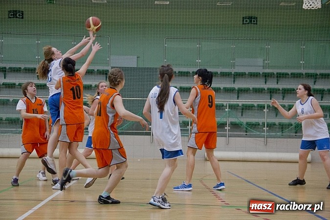 Zdjęcie w galerii na portalu naszraciborz.pl: Wygrana koszykarek z ZSOMS wiadomości z regionu