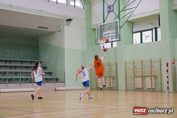 Zdjęcie w galerii na portalu naszraciborz.pl: Wygrana koszykarek z ZSOMS wiadomości z regionu