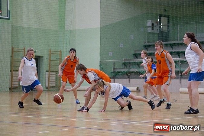 Zdjęcie w galerii na portalu naszraciborz.pl: Wygrana koszykarek z ZSOMS wiadomości z regionu