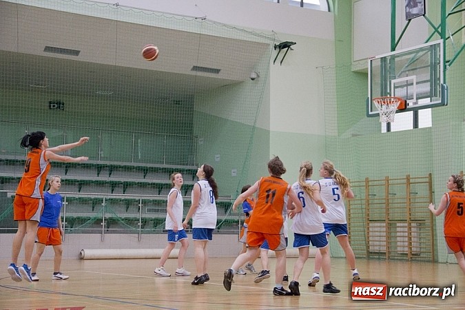 Zdjęcie w galerii na portalu naszraciborz.pl: Wygrana koszykarek z ZSOMS wiadomości z regionu