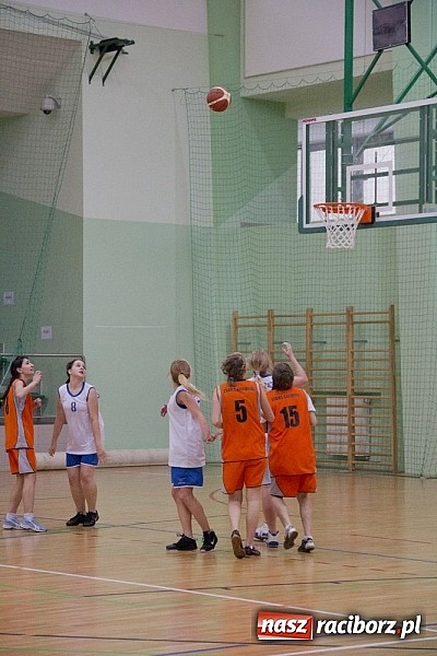 Zdjęcie w galerii na portalu naszraciborz.pl: Wygrana koszykarek z ZSOMS wiadomości z regionu