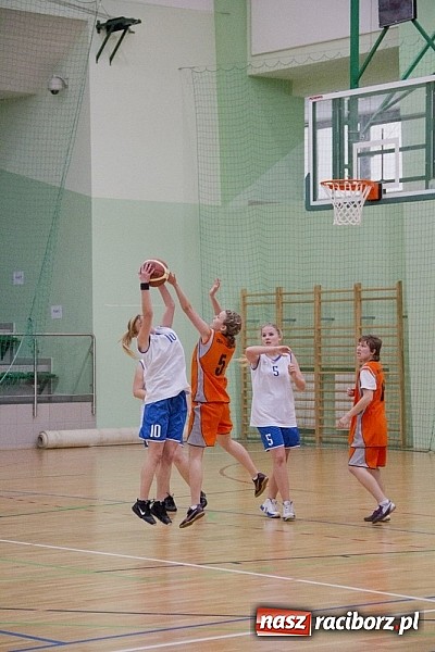 Zdjęcie w galerii na portalu naszraciborz.pl: Wygrana koszykarek z ZSOMS wiadomości z regionu