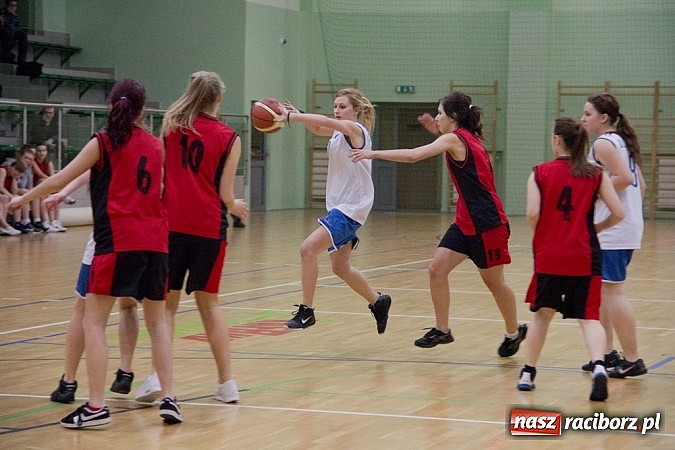 Zdjęcie w galerii na portalu naszraciborz.pl: Wygrana koszykarek z ZSOMS wiadomości z regionu
