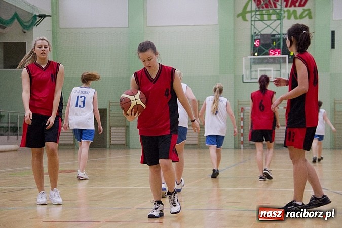 Zdjęcie w galerii na portalu naszraciborz.pl: Wygrana koszykarek z ZSOMS wiadomości z regionu