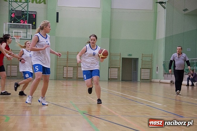 Zdjęcie w galerii na portalu naszraciborz.pl: Wygrana koszykarek z ZSOMS wiadomości z regionu