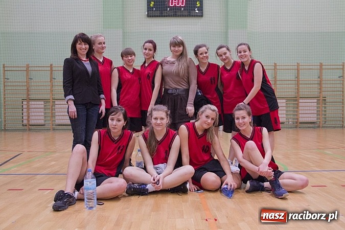 Zdjęcie w galerii na portalu naszraciborz.pl: Wygrana koszykarek z ZSOMS wiadomości z regionu