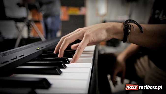 Zdjęcie w galerii na portalu naszraciborz.pl: Licealiści z Knurowa nagrywają niecodzienną płytę! wiadomości z regionu