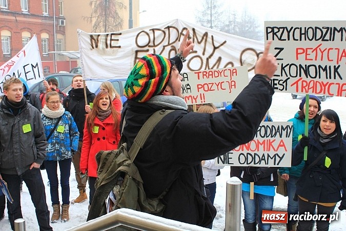 Zdjęcie w galerii na portalu naszraciborz.pl: Uczniowie Ekonomika protestują przed starostwem przeciwko likwidacji ich szkoły wiadomości z regionu