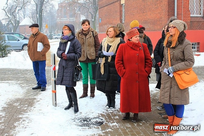 Zdjęcie w galerii na portalu naszraciborz.pl: Uczniowie Ekonomika protestują przed starostwem przeciwko likwidacji ich szkoły wiadomości z regionu