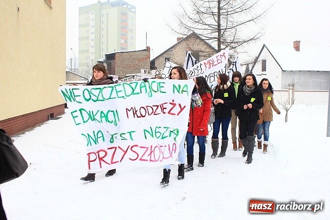 Zdjęcie w galerii na portalu naszraciborz.pl: Uczniowie Ekonomika protestują przed starostwem przeciwko likwidacji ich szkoły wiadomości z regionu