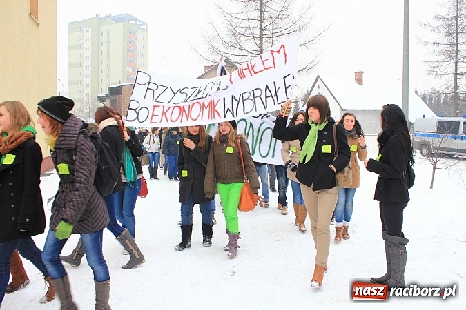 Zdjęcie w galerii na portalu naszraciborz.pl: Uczniowie Ekonomika protestują przed starostwem przeciwko likwidacji ich szkoły wiadomości z regionu