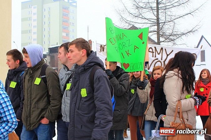 Zdjęcie w galerii na portalu naszraciborz.pl: Uczniowie Ekonomika protestują przed starostwem przeciwko likwidacji ich szkoły wiadomości z regionu