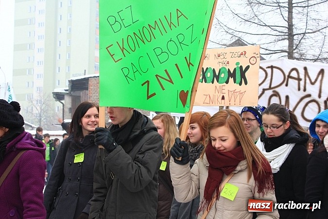 Zdjęcie w galerii na portalu naszraciborz.pl: Uczniowie Ekonomika protestują przed starostwem przeciwko likwidacji ich szkoły wiadomości z regionu