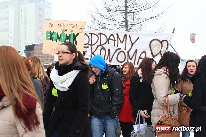 Zdjęcie w galerii na portalu naszraciborz.pl: Uczniowie Ekonomika protestują przed starostwem przeciwko likwidacji ich szkoły wiadomości z regionu