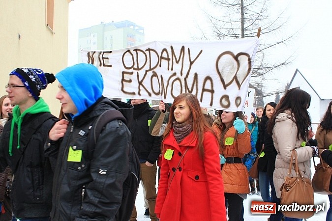 Zdjęcie w galerii na portalu naszraciborz.pl: Uczniowie Ekonomika protestują przed starostwem przeciwko likwidacji ich szkoły wiadomości z regionu
