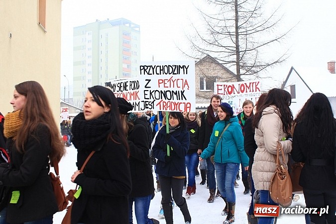 Zdjęcie w galerii na portalu naszraciborz.pl: Uczniowie Ekonomika protestują przed starostwem przeciwko likwidacji ich szkoły wiadomości z regionu
