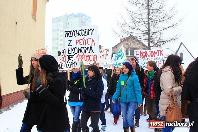 Zdjęcie w galerii na portalu naszraciborz.pl: Uczniowie Ekonomika protestują przed starostwem przeciwko likwidacji ich szkoły wiadomości z regionu