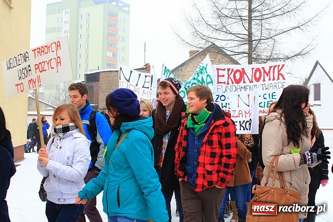 Zdjęcie w galerii na portalu naszraciborz.pl: Uczniowie Ekonomika protestują przed starostwem przeciwko likwidacji ich szkoły wiadomości z regionu