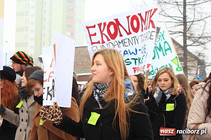 Zdjęcie w galerii na portalu naszraciborz.pl: Uczniowie Ekonomika protestują przed starostwem przeciwko likwidacji ich szkoły wiadomości z regionu