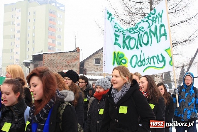 Zdjęcie w galerii na portalu naszraciborz.pl: Uczniowie Ekonomika protestują przed starostwem przeciwko likwidacji ich szkoły wiadomości z regionu