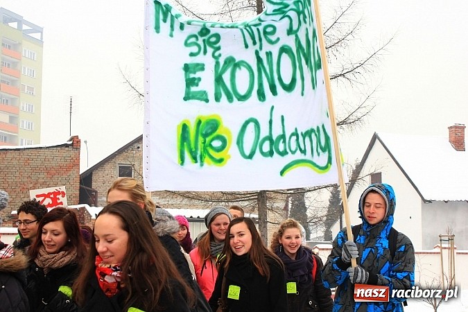 Zdjęcie w galerii na portalu naszraciborz.pl: Uczniowie Ekonomika protestują przed starostwem przeciwko likwidacji ich szkoły wiadomości z regionu