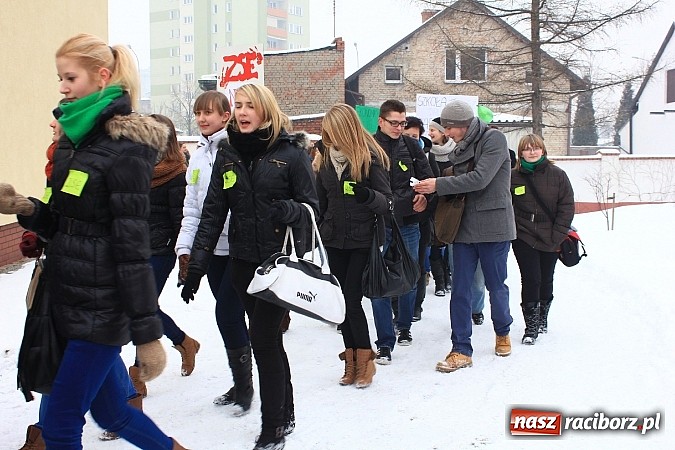 Zdjęcie w galerii na portalu naszraciborz.pl: Uczniowie Ekonomika protestują przed starostwem przeciwko likwidacji ich szkoły wiadomości z regionu