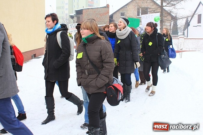 Zdjęcie w galerii na portalu naszraciborz.pl: Uczniowie Ekonomika protestują przed starostwem przeciwko likwidacji ich szkoły wiadomości z regionu