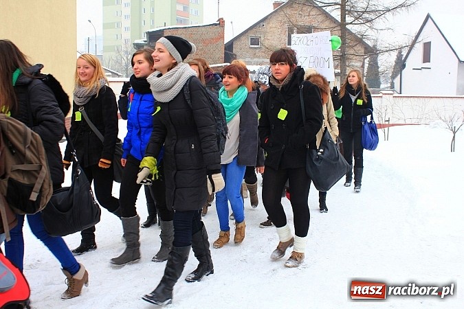 Zdjęcie w galerii na portalu naszraciborz.pl: Uczniowie Ekonomika protestują przed starostwem przeciwko likwidacji ich szkoły wiadomości z regionu