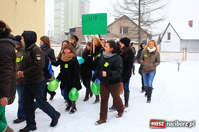 Zdjęcie w galerii na portalu naszraciborz.pl: Uczniowie Ekonomika protestują przed starostwem przeciwko likwidacji ich szkoły wiadomości z regionu