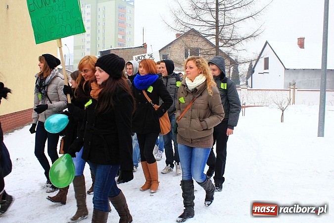 Zdjęcie w galerii na portalu naszraciborz.pl: Uczniowie Ekonomika protestują przed starostwem przeciwko likwidacji ich szkoły wiadomości z regionu