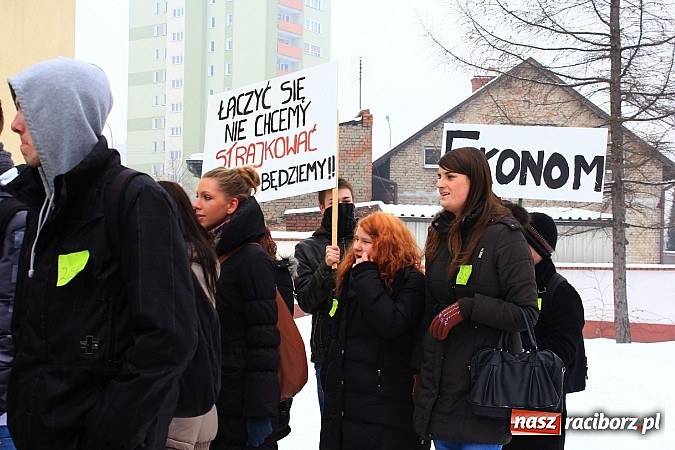 Zdjęcie w galerii na portalu naszraciborz.pl: Uczniowie Ekonomika protestują przed starostwem przeciwko likwidacji ich szkoły wiadomości z regionu