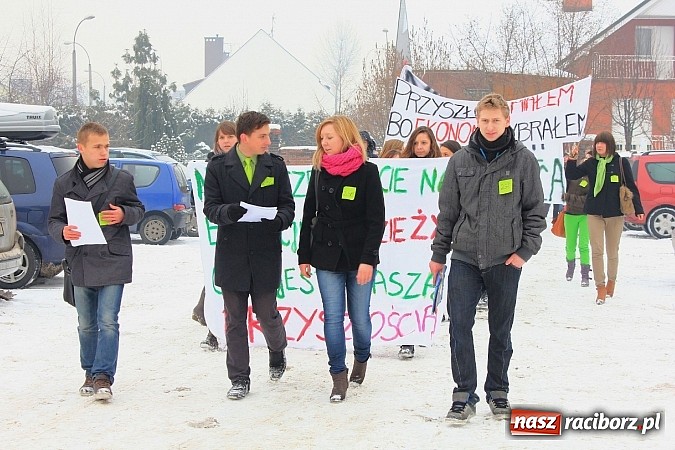 Zdjęcie w galerii na portalu naszraciborz.pl: Uczniowie Ekonomika protestują przed starostwem przeciwko likwidacji ich szkoły wiadomości z regionu