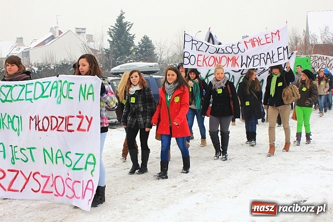 Zdjęcie w galerii na portalu naszraciborz.pl: Uczniowie Ekonomika protestują przed starostwem przeciwko likwidacji ich szkoły wiadomości z regionu