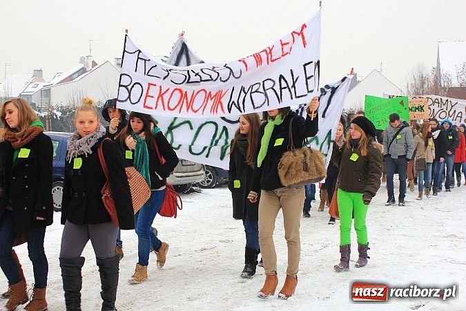Zdjęcie w galerii na portalu naszraciborz.pl: Uczniowie Ekonomika protestują przed starostwem przeciwko likwidacji ich szkoły wiadomości z regionu