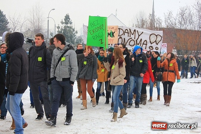 Zdjęcie w galerii na portalu naszraciborz.pl: Uczniowie Ekonomika protestują przed starostwem przeciwko likwidacji ich szkoły wiadomości z regionu