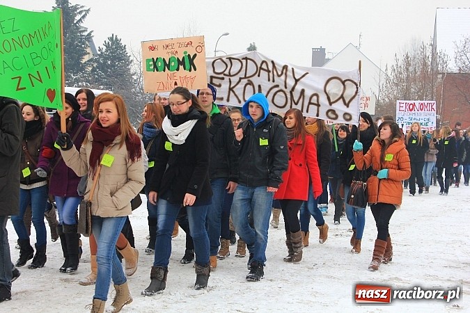 Zdjęcie w galerii na portalu naszraciborz.pl: Uczniowie Ekonomika protestują przed starostwem przeciwko likwidacji ich szkoły wiadomości z regionu