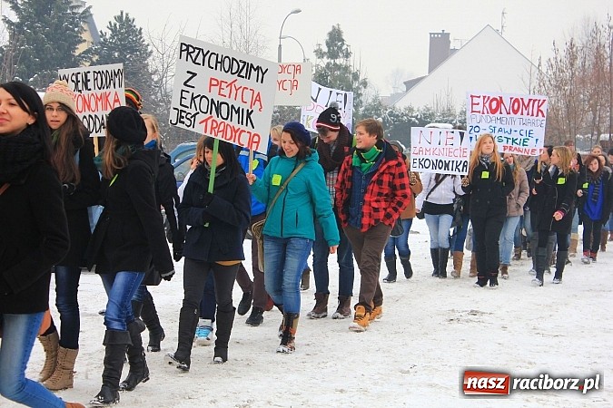 Zdjęcie w galerii na portalu naszraciborz.pl: Uczniowie Ekonomika protestują przed starostwem przeciwko likwidacji ich szkoły wiadomości z regionu