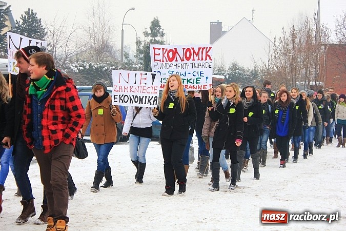 Zdjęcie w galerii na portalu naszraciborz.pl: Uczniowie Ekonomika protestują przed starostwem przeciwko likwidacji ich szkoły wiadomości z regionu