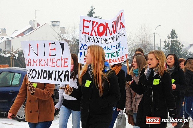 Zdjęcie w galerii na portalu naszraciborz.pl: Uczniowie Ekonomika protestują przed starostwem przeciwko likwidacji ich szkoły wiadomości z regionu