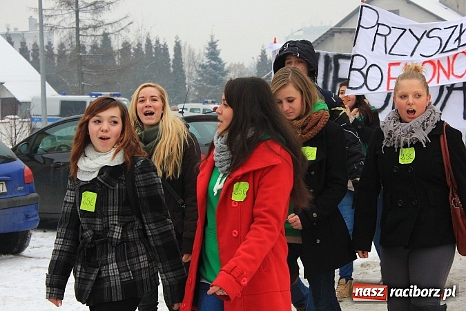 Zdjęcie w galerii na portalu naszraciborz.pl: Uczniowie Ekonomika protestują przed starostwem przeciwko likwidacji ich szkoły wiadomości z regionu