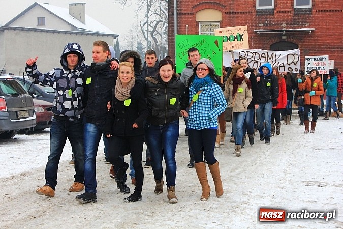 Zdjęcie w galerii na portalu naszraciborz.pl: Uczniowie Ekonomika protestują przed starostwem przeciwko likwidacji ich szkoły wiadomości z regionu
