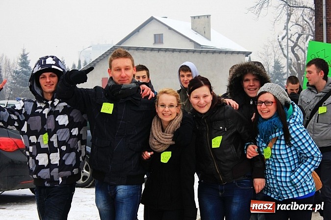 Zdjęcie w galerii na portalu naszraciborz.pl: Uczniowie Ekonomika protestują przed starostwem przeciwko likwidacji ich szkoły wiadomości z regionu