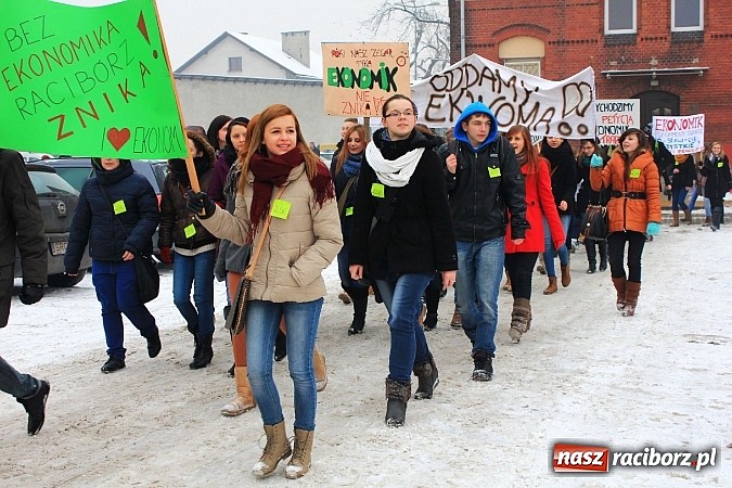 Zdjęcie w galerii na portalu naszraciborz.pl: Uczniowie Ekonomika protestują przed starostwem przeciwko likwidacji ich szkoły wiadomości z regionu