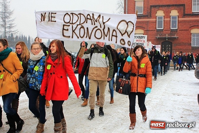 Zdjęcie w galerii na portalu naszraciborz.pl: Uczniowie Ekonomika protestują przed starostwem przeciwko likwidacji ich szkoły wiadomości z regionu