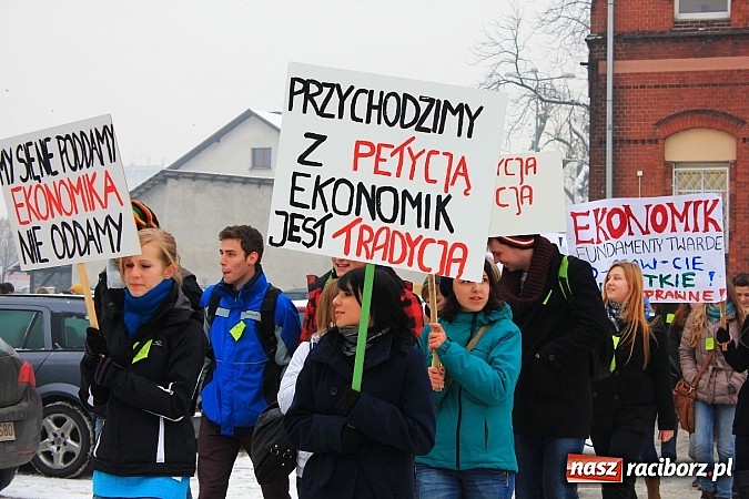 Zdjęcie w galerii na portalu naszraciborz.pl: Uczniowie Ekonomika protestują przed starostwem przeciwko likwidacji ich szkoły wiadomości z regionu