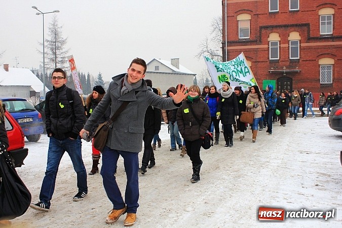 Zdjęcie w galerii na portalu naszraciborz.pl: Uczniowie Ekonomika protestują przed starostwem przeciwko likwidacji ich szkoły wiadomości z regionu